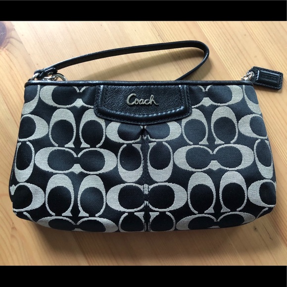 Handbags - Coach wristlet